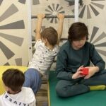 У подростков снова день швейной мастерской