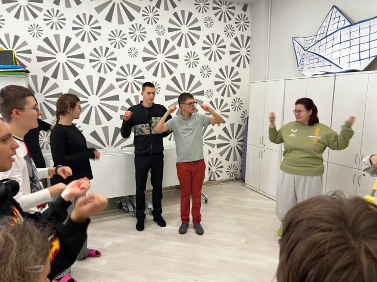 Каждое занятие в подростковом клубе начинается с АФК